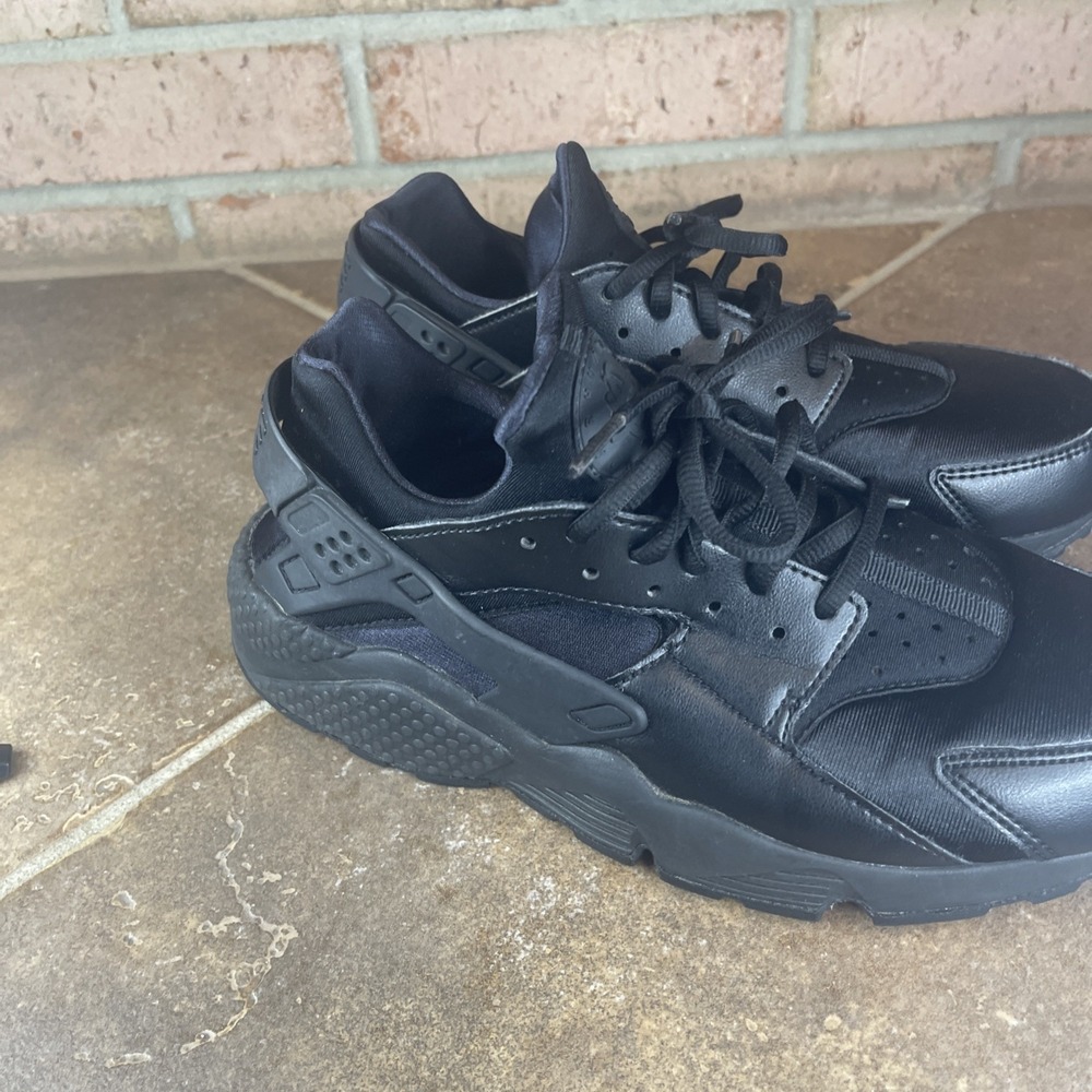 Black Nike Women's Athletic Sneakers - Classic All-Black Design - Picture 5 of 9